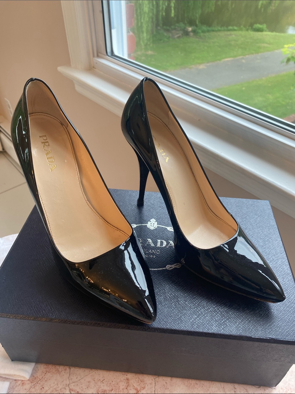Prada Calzature Donna Black Patent Leather Pointed Toe Pumps (Size 39)